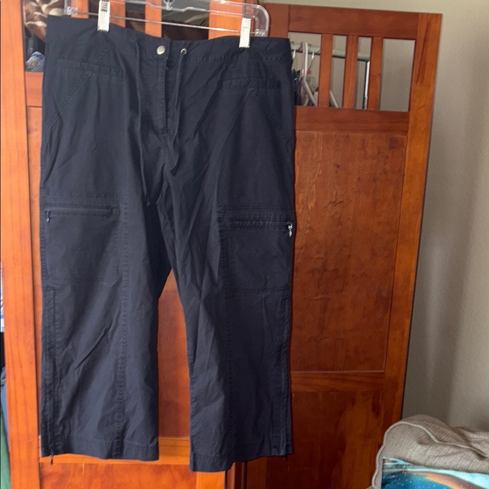 DANSKIN Women’s Stretch Black Crop Cargo Zip Side Pants